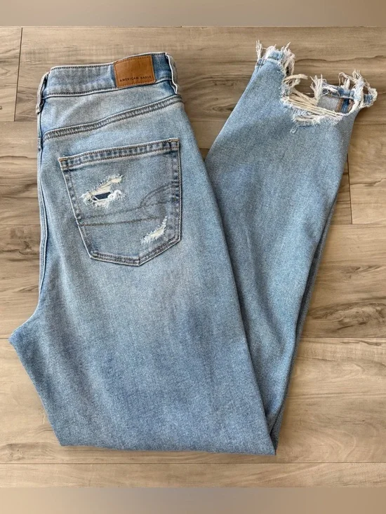 American Eagle Mom Jean Light Wash Distressed Denim Jeans Women’s Size 8 Long - Picture 4 of 9